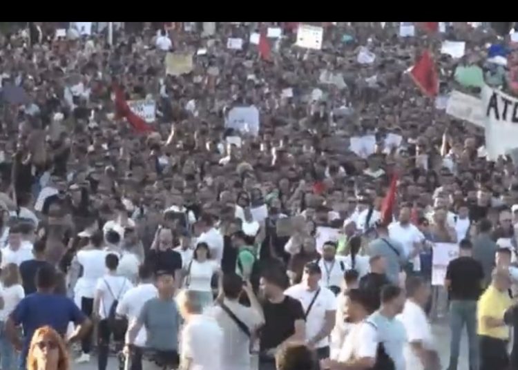 Protesta e dytë në Tiranë në mbrojtje të Zvërnecit, mijëra qytetarë në derë të Kryeministrisë