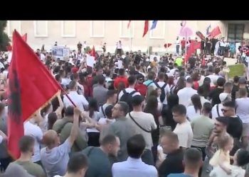 Dita e tretë e protestës për Zvërnecin, qytetarët mblidhen sërish, kërkojnë dorëheqjen e Ramës