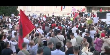 Dita e tretë e protestës për Zvërnecin, qytetarët mblidhen sërish, kërkojnë dorëheqjen e Ramës