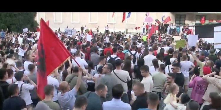 Dita e tretë e protestës për Zvërnecin, qytetarët kërkojnë dorëheqjen e Ramës