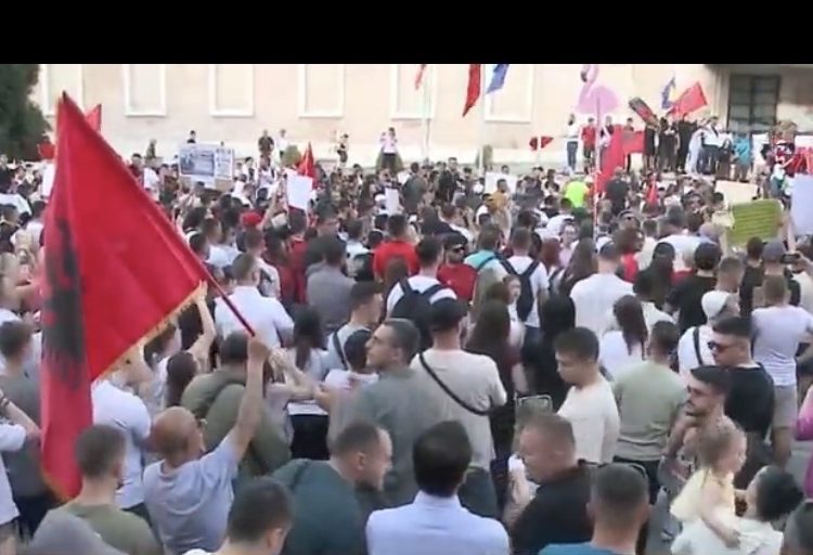 Dita e tretë e protestës për Zvërnecin, qytetarët kërkojnë dorëheqjen e Ramës
