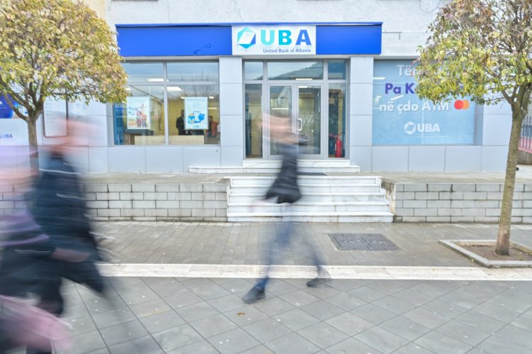 DETAJET/ Mësohet shuma në euro dhe dollarë që u vodhën në UBA bank nga llogaritë e klientë