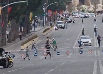 Rama i vendos gardhin protestës tek fillimi i Bulevardit