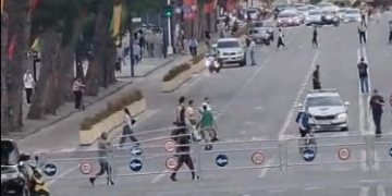 Rama i vendos gardhin protestës tek fillimi i Bulevardit