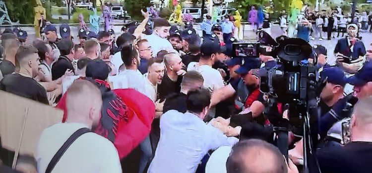 Policia, dhunë mbi protestuesit, ujë dhe gardhe hekuri