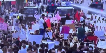 Policia, dhunë mbi protestuesit, ujë dhe gardhe hekuri