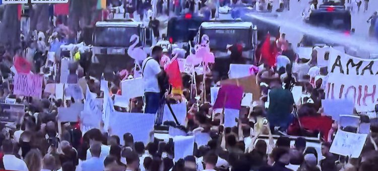Policia, dhunë mbi protestuesit, ujë dhe gardhe hekuri