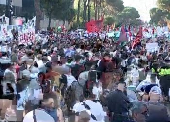 DITA E PESTË/ “Edi Rama o i pangopur, dorëhiqu”