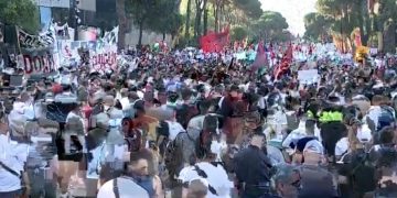 DITA E PESTË/ “Edi Rama o i pangopur, dorëhiqu”