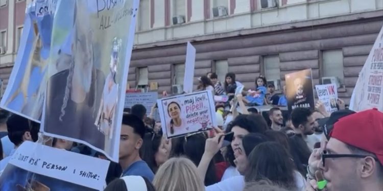 Protesta para zyrës së Kryeministrit Rama, mijëra qytetarë kërkojnë largimin