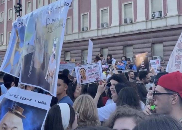 Protesta para zyrës së Kryeministrit Rama, mijëra qytetarë kërkojnë largimin