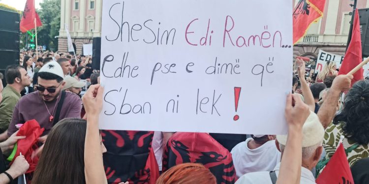 Për 5 orë mijëra protestues marshojnë në Tiranë, vijojnë thirrjet kundër qeverisë