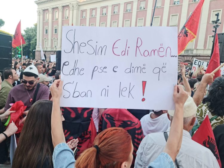 Për 5 orë mijëra protestues marshojnë në Tiranë, vijojnë thirrjet kundër qeverisë