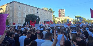 Mijëra qytetarë protestojnë në Tiranë në ditën e 8-të, kërkojnë dorëheqjen e Ramës