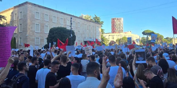Mijëra qytetarë protestojnë në Tiranë në ditën e 8-të, kërkojnë dorëheqjen e Ramës