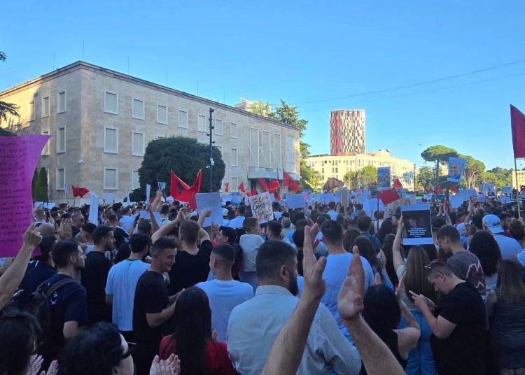 Mijëra qytetarë protestojnë në Tiranë në ditën e 8-të, kërkojnë dorëheqjen e Ramës
