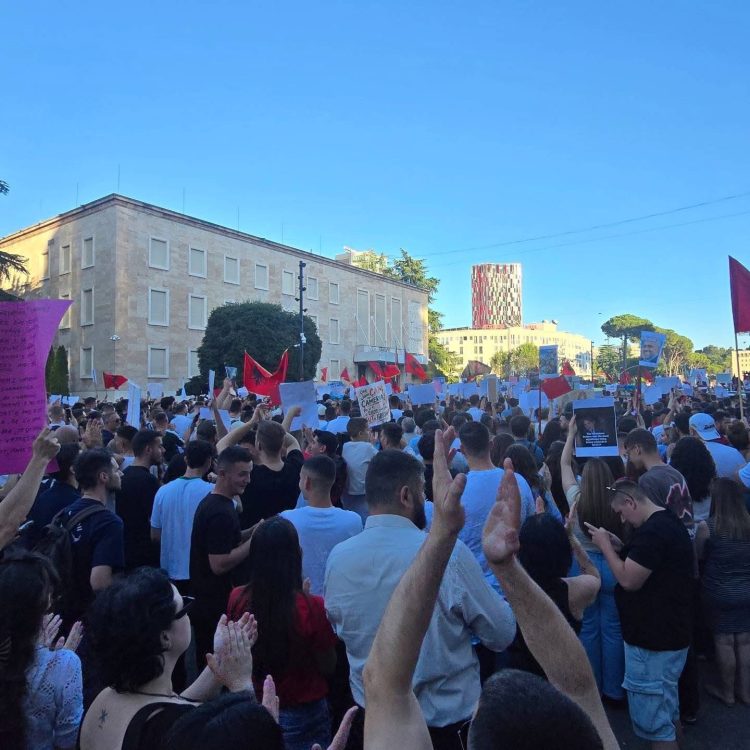 Mijëra qytetarë protestojnë në Tiranë në ditën e 8-të, kërkojnë dorëheqjen e Ramës