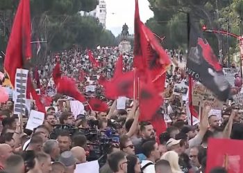 “Rama ik”, mijëra protestues para Kryeministrisë presin dorëheqjen e kreut të qeverisë