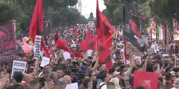 “Rama ik”, mijëra protestues para Kryeministrisë presin dorëheqjen e kreut të qeverisë