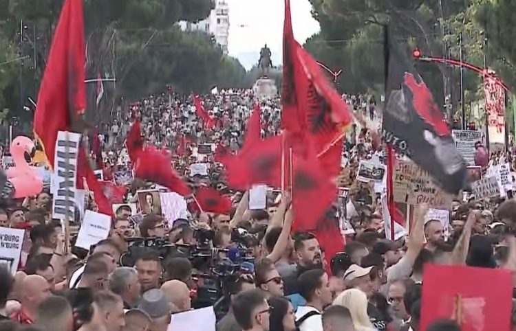 “Rama ik”, mijëra protestues para Kryeministrisë presin dorëheqjen e kreut të qeverisë