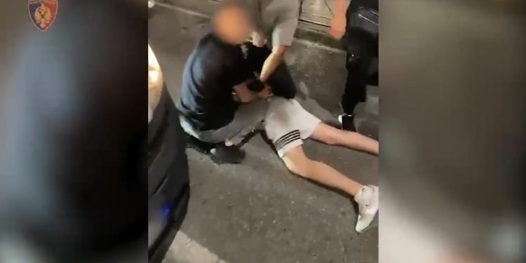 TIRANË/ Kapet mbi 1 kile heroinë, 2 në pranga