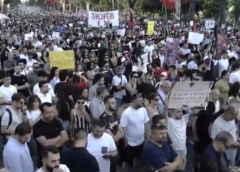 Dita e 9 e protestës, mijëra qytetarë mbushin bulevardin para Kryeministrisë
