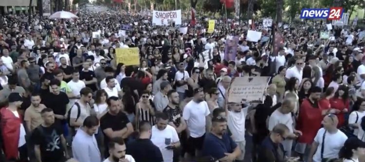 Dita e 9 e protestës, mijëra qytetarë mbushin bulevardin para Kryeministrisë