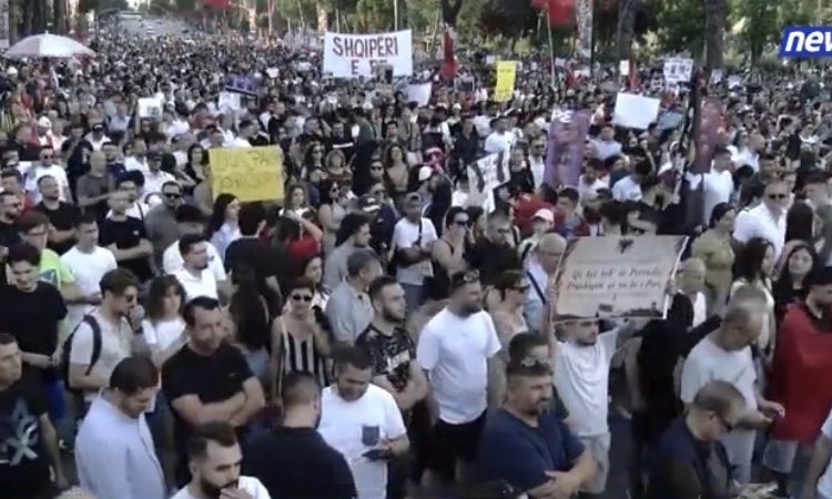 Dita e 9 e protestës, mijëra qytetarë mbushin bulevardin para Kryeministrisë