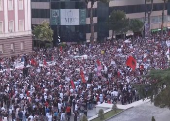 Protestuesi para Kryeministrisë: Patronazhistët të mos provokojnë, Rama të japë dorëheqjen