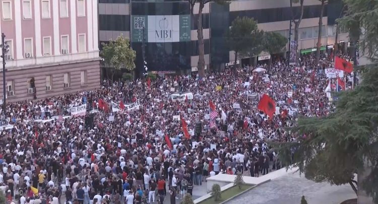 Protestuesi para Kryeministrisë: Patronazhistët të mos provokojnë, Rama të japë dorëheqjen