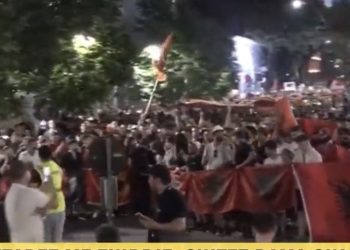 Protesta vijon në rrugët e Tiranës, thirrje për largimin e Ramës