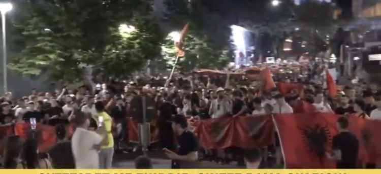 Protesta vijon në rrugët e Tiranës, thirrje për largimin e Ramës