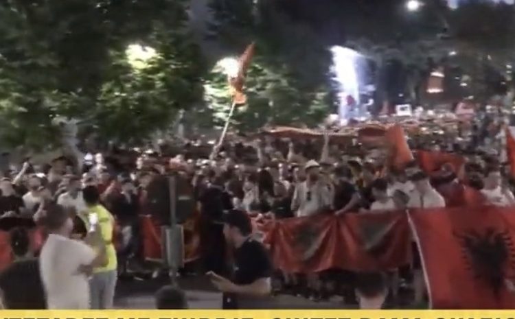 Protesta vijon në rrugët e Tiranës, thirrje për largimin e Ramës