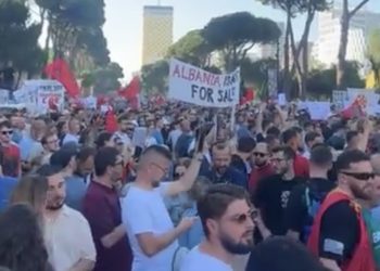 Protesta hyn në ditën e 11-të, qytetarët mblidhen sërish para Kryeministrisë