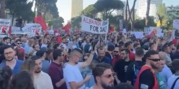Protesta hyn në ditën e 11-të, qytetarët mblidhen sërish para Kryeministrisë