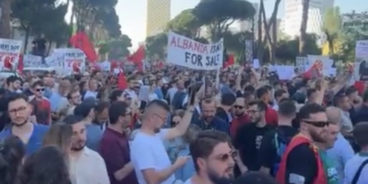 Protesta hyn në ditën e 11-të, qytetarët mblidhen sërish para Kryeministrisë