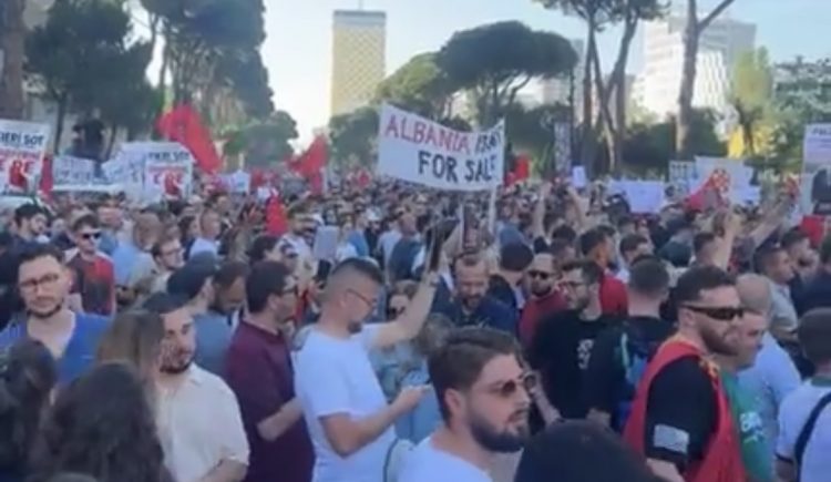Protesta hyn në ditën e 11-të, qytetarët mblidhen sërish para Kryeministrisë