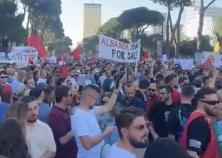 Protesta hyn në ditën e 11-të, qytetarët mblidhen sërish para Kryeministrisë