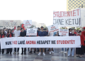 Pankarta dhe thirrje kundër qeverisë në protestën e radhës në Tiranë