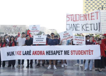 Pankarta dhe thirrje kundër qeverisë në protestën e radhës në Tiranë