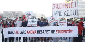 Pankarta dhe thirrje kundër qeverisë në protestën e radhës në Tiranë