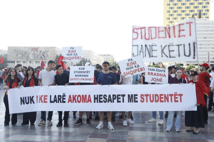 Pankarta dhe thirrje kundër qeverisë në protestën e radhës në Tiranë
