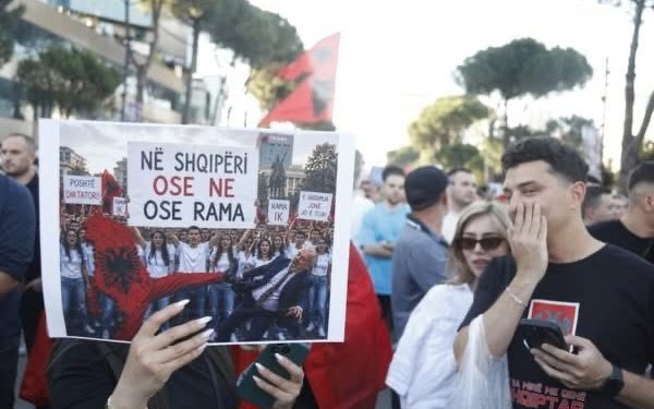 Nis protesta e 12-të. Protesta shenjestron: Rama, nesër antimiting me njerëz jo të lirë