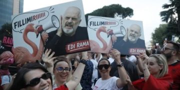 Përfundon mitingu nis marshimi i protestuesve në rrugët e Tiranës