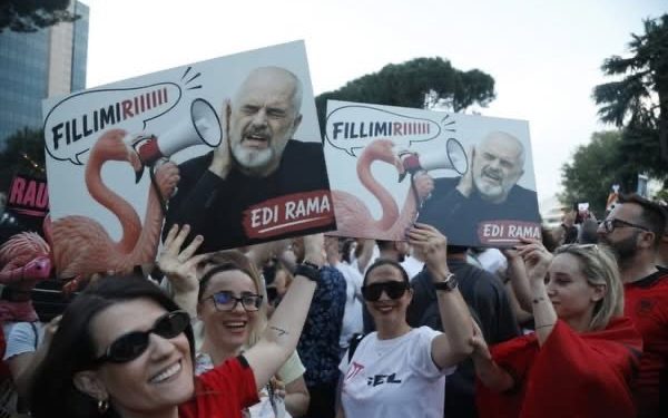 Përfundon mitingu nis marshimi i protestuesve në rrugët e Tiranës