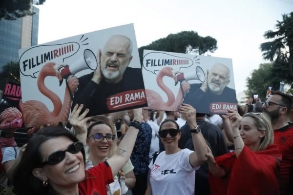 Përfundon mitingu nis marshimi i protestuesve në rrugët e Tiranës