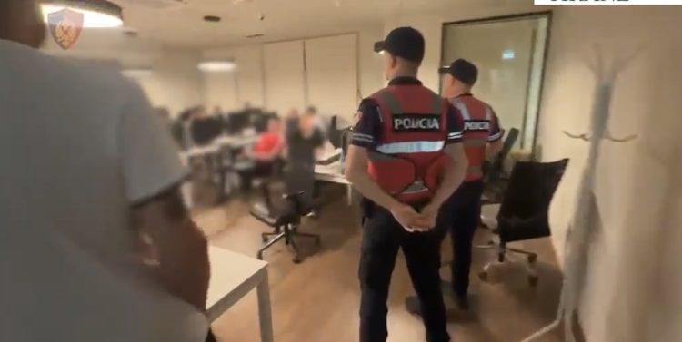 Call center mashtruese kompjuterike në Tiranë, në pranga 4 organizatorë, 49 punonjës në hetim