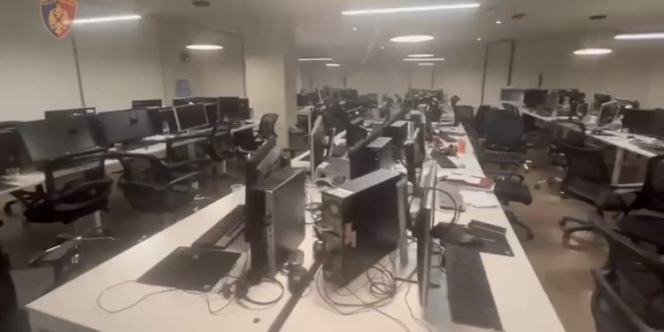 Call center mashtruese kompjuterike në Tiranë, në pranga 4 organizatorë, 49 punonjës në hetim