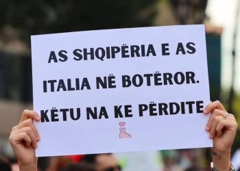 Protesta, thirrje SPAK-ut të shkojë deri te përgjegjësit kryesorë. Flamuj amerikanë dhe gjermanë
