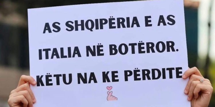 Protesta, thirrje SPAK-ut të shkojë deri te përgjegjësit kryesorë. Flamuj amerikanë dhe gjermanë